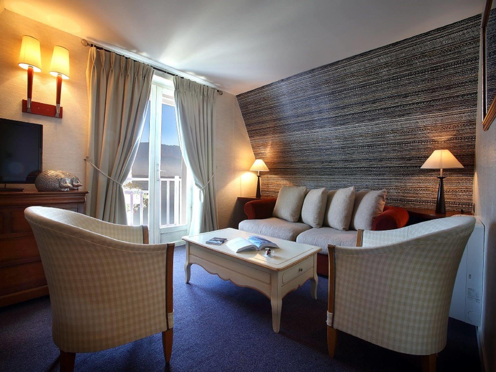 Hotel Ombremont Jean-Pierre Jacob Le Bourget-du-Lac Exteriör bild